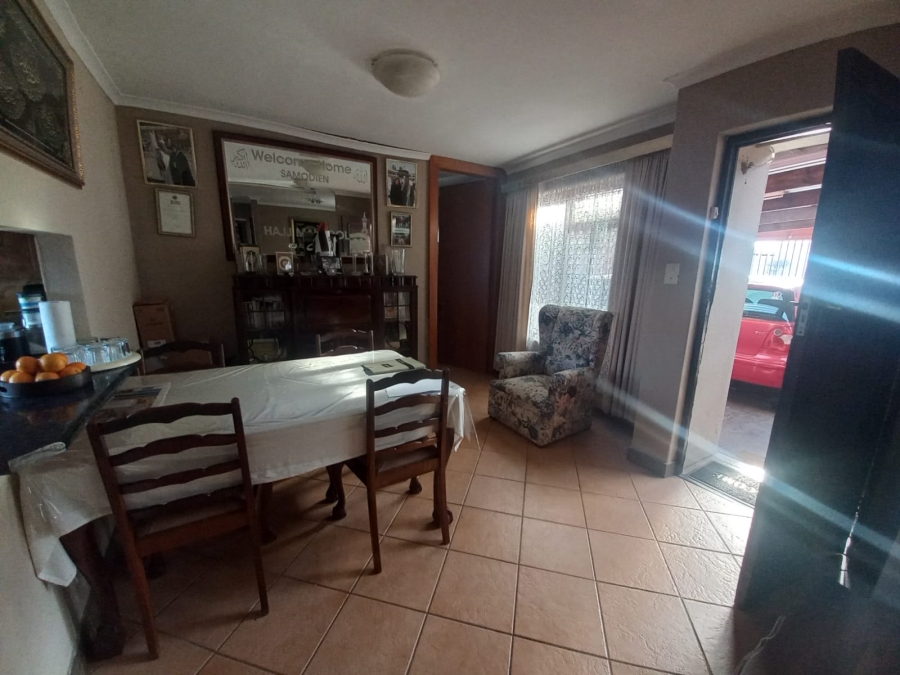 6 Bedroom Property for Sale in Woodlands Western Cape